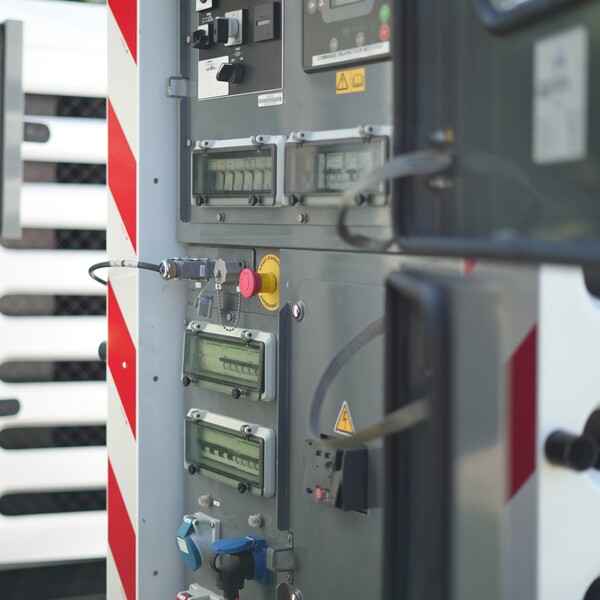 Groupe électrogène 110 kva en twin utilisé dans le cadre d'un événement extérieur avec besoins électriques.