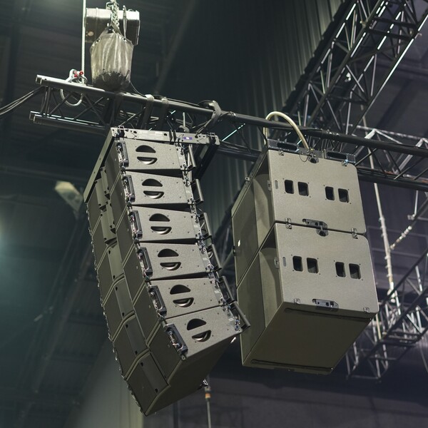 Prestation technique son pour festival avec système line array L-Acoustics Kara II et KS28
