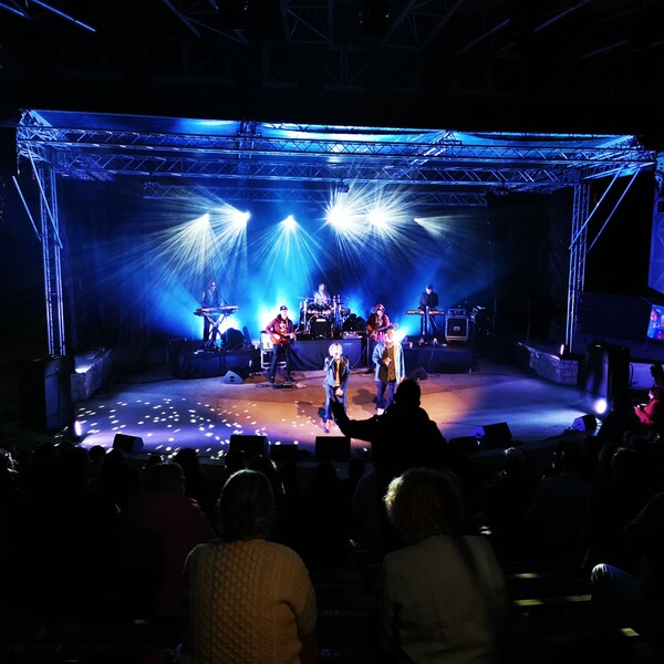 Scène en extérieur pour un festival dans l'Aube.