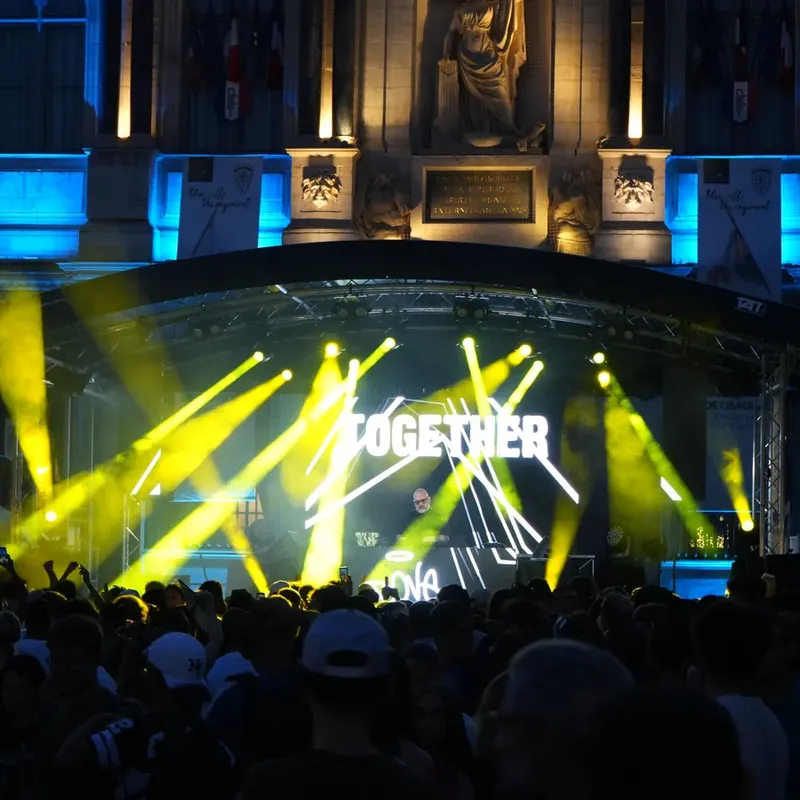 Scène mobile dôme lors d'un concert de nuit place de l'Hôtel de Ville à Troyes.