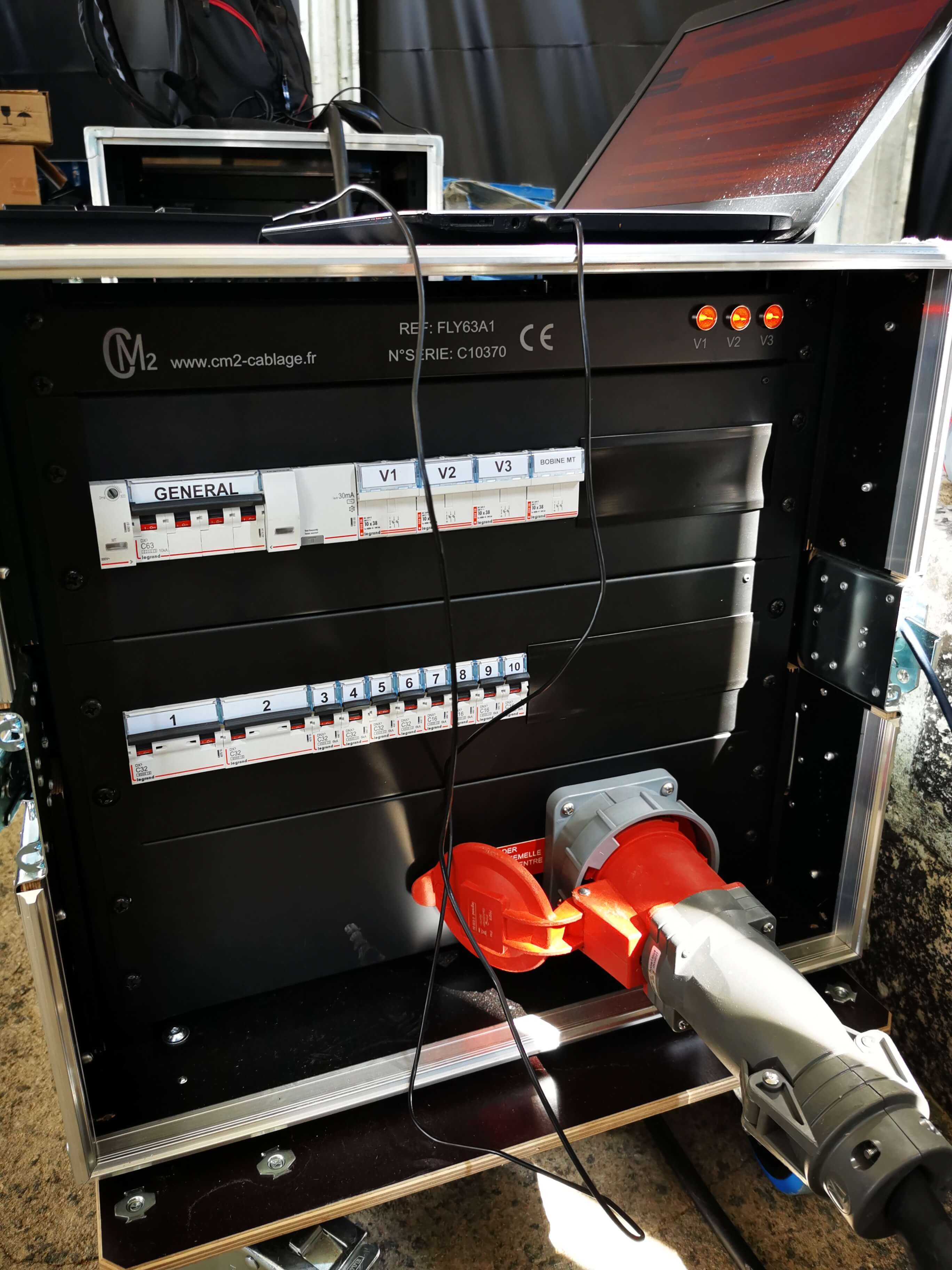 Branchement d'une armoire pour un événement en extérieur dans l'Aube.