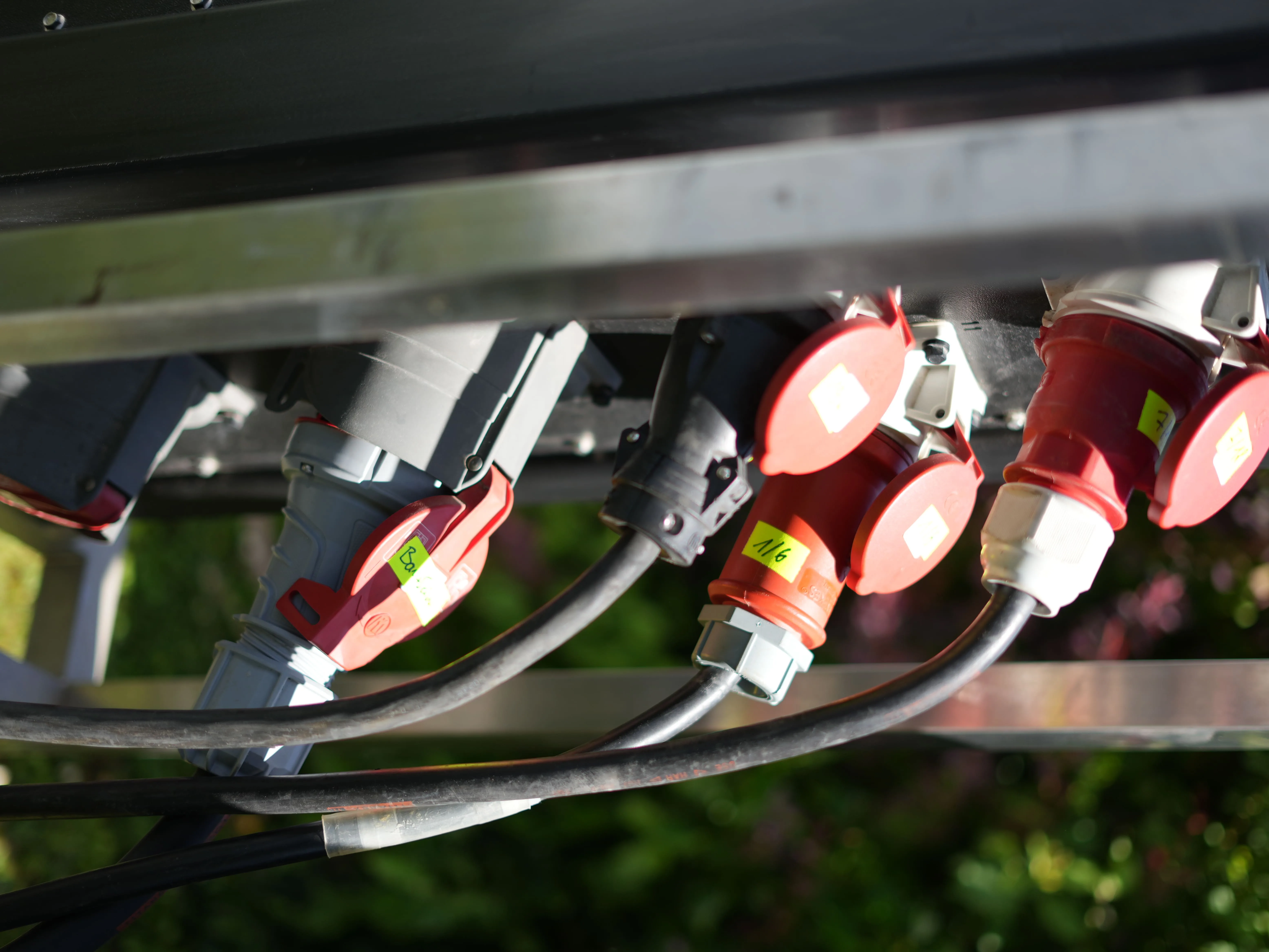 Prolongateurs 32A branchés à une armoire électrique pour un festival de la bière dans l'Aube.