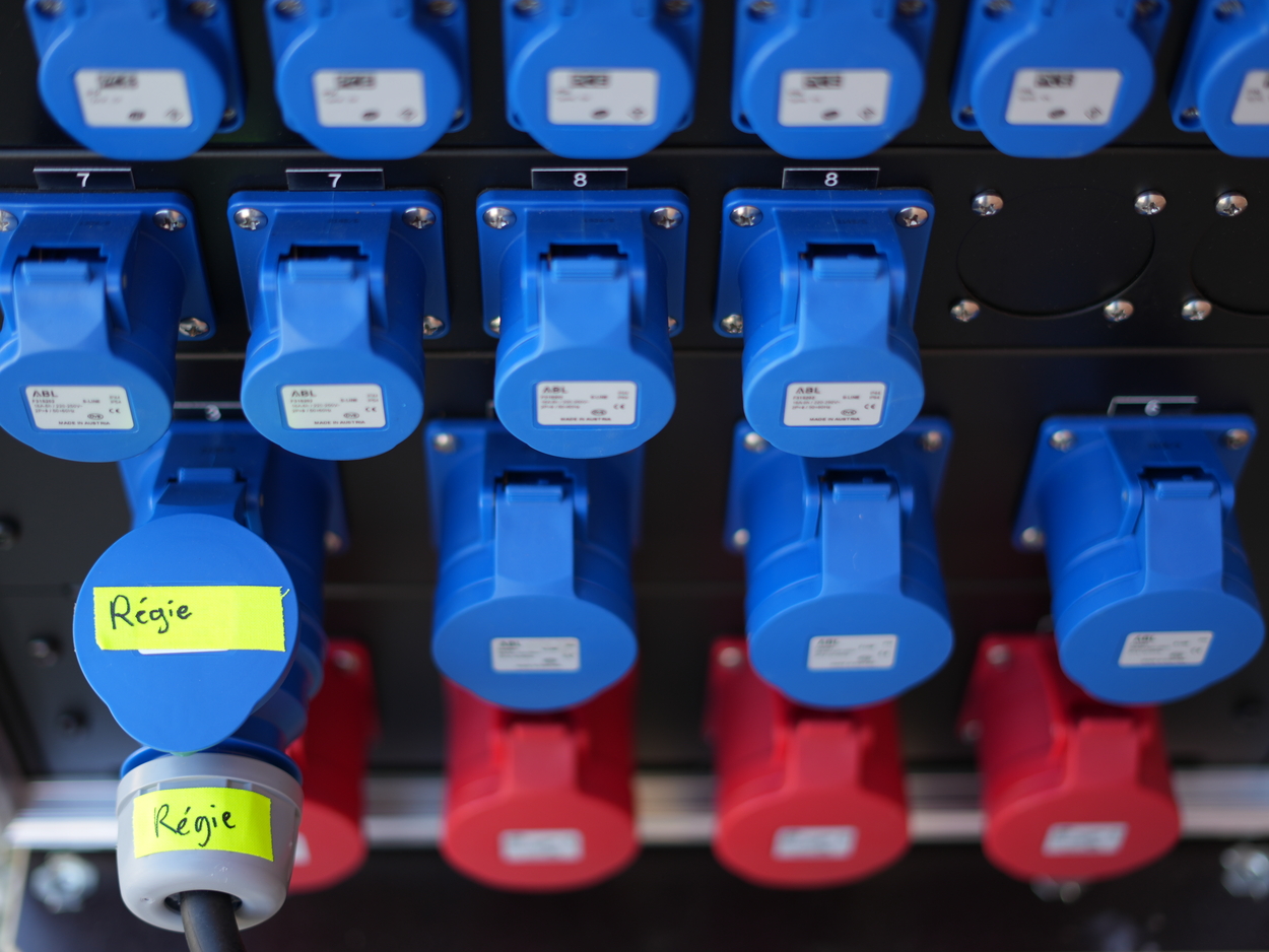 Détails d'une armoire électrique événementielle utilisée pour un concert en extérieur.