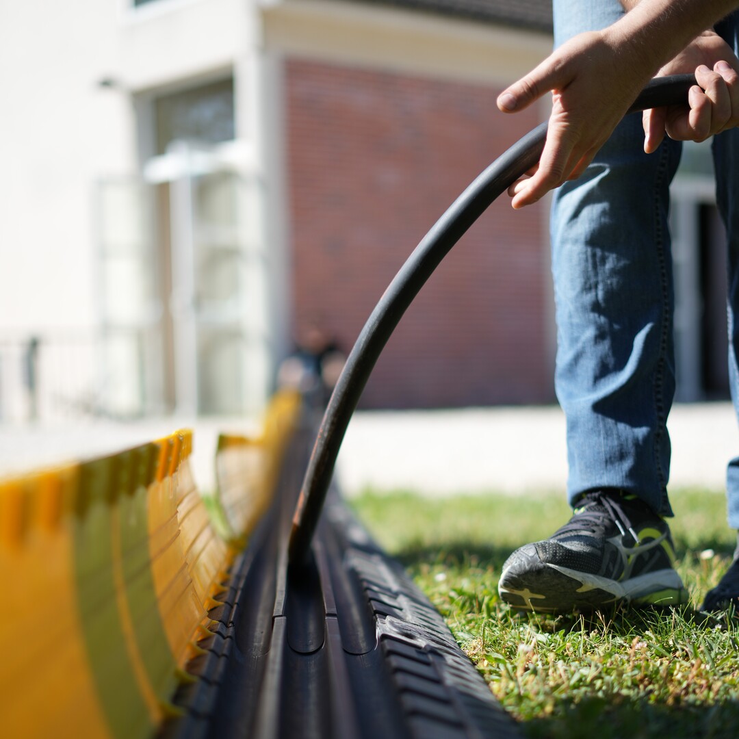 Rallonge électrique PC16A installée dans un passage de câble pour sécuriser l'environnement.