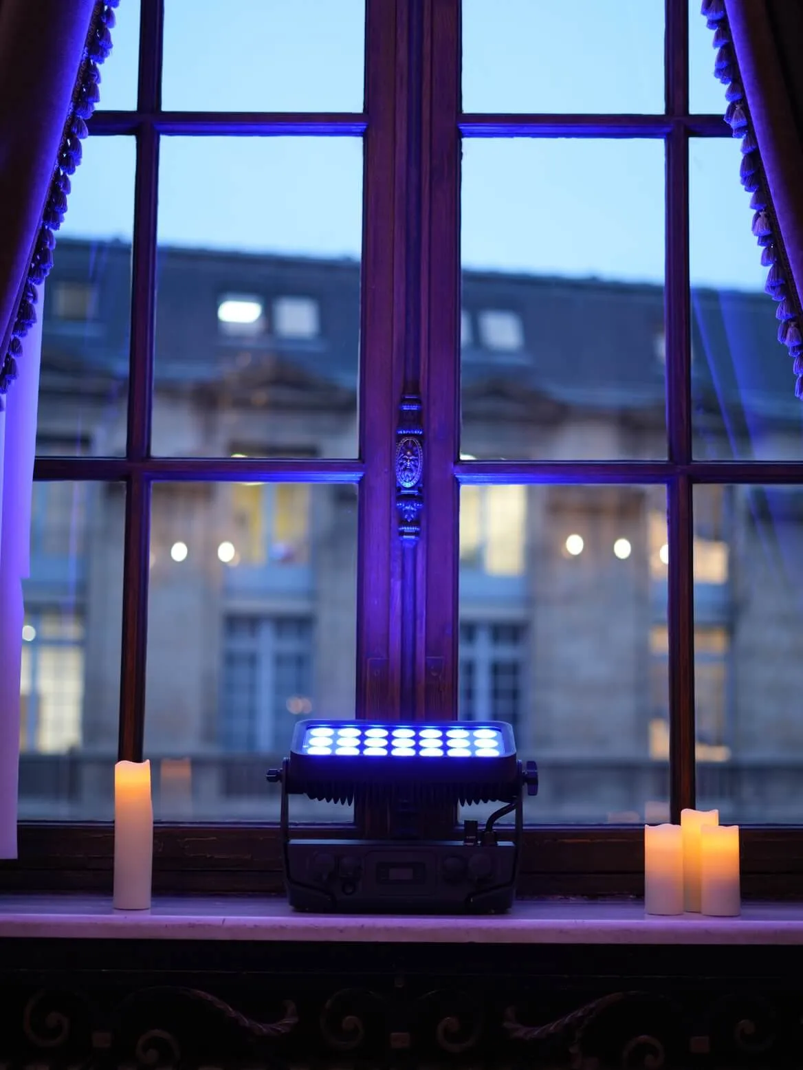 Projecteur LED sur batterie mettant en valeur les fenêtres en boiseries d'une salle de réception à Troyes.