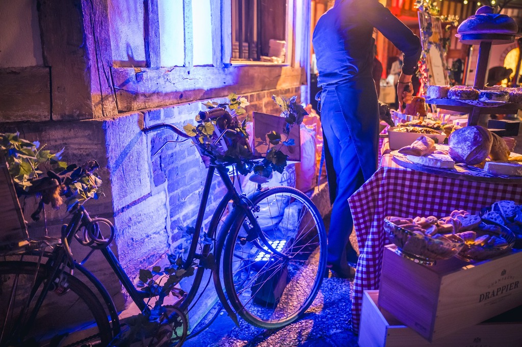 Mise en valeur du décor d'un dîner professionnel avec des projecteurs sur batterie.