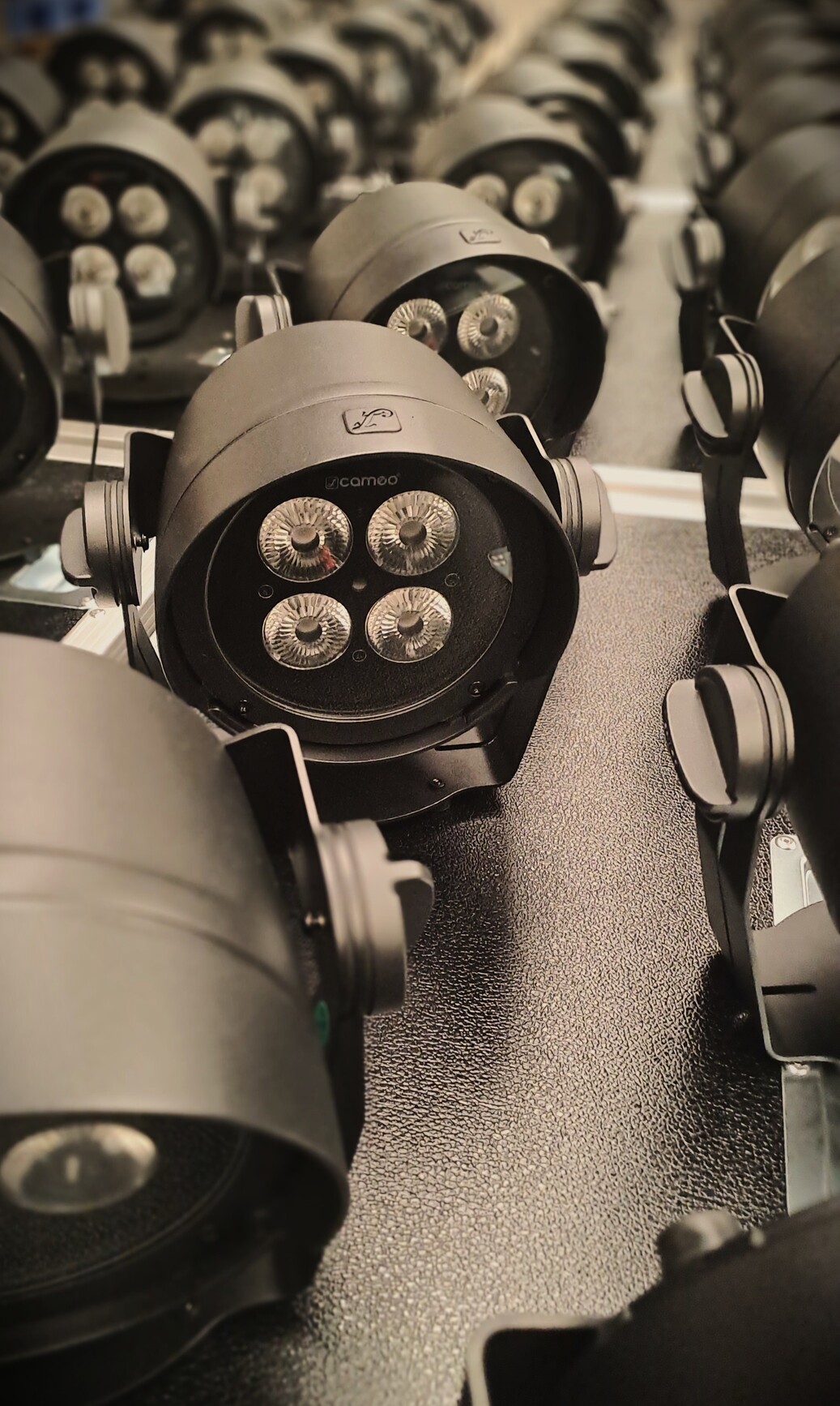 Présentation du parc de projecteurs sur batterie Cameo Drop B4.