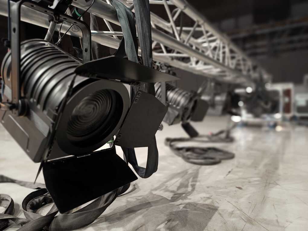 Installation d'un pont lumière avec projecteurs PC LED et leurs accessoires.