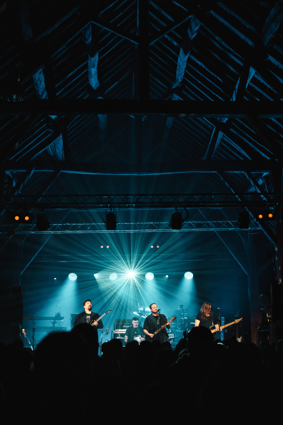 Mise en lumière avec projecteurs spot, wash, PC LED et blinders pour un concert en intérieur.