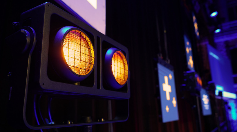 Intégration d'un projecteur strike array dans une scénographie événementielle.