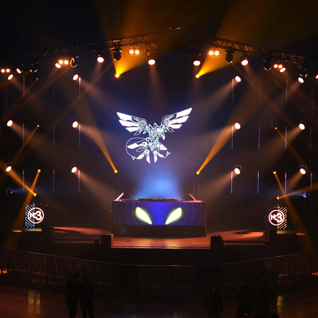 Prestation technique d'éclairage d'un concert en intérieur avec projecteurs asservis.