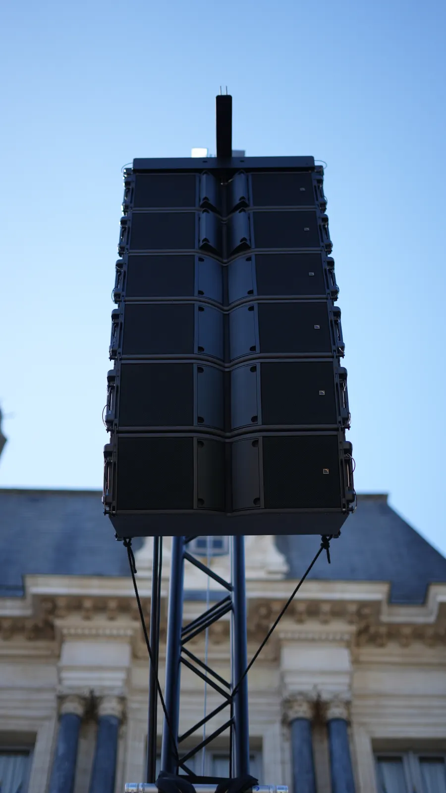 Line array L-Acoustics accroché sur une tour de levage pour la fête de la musique à Troyes.