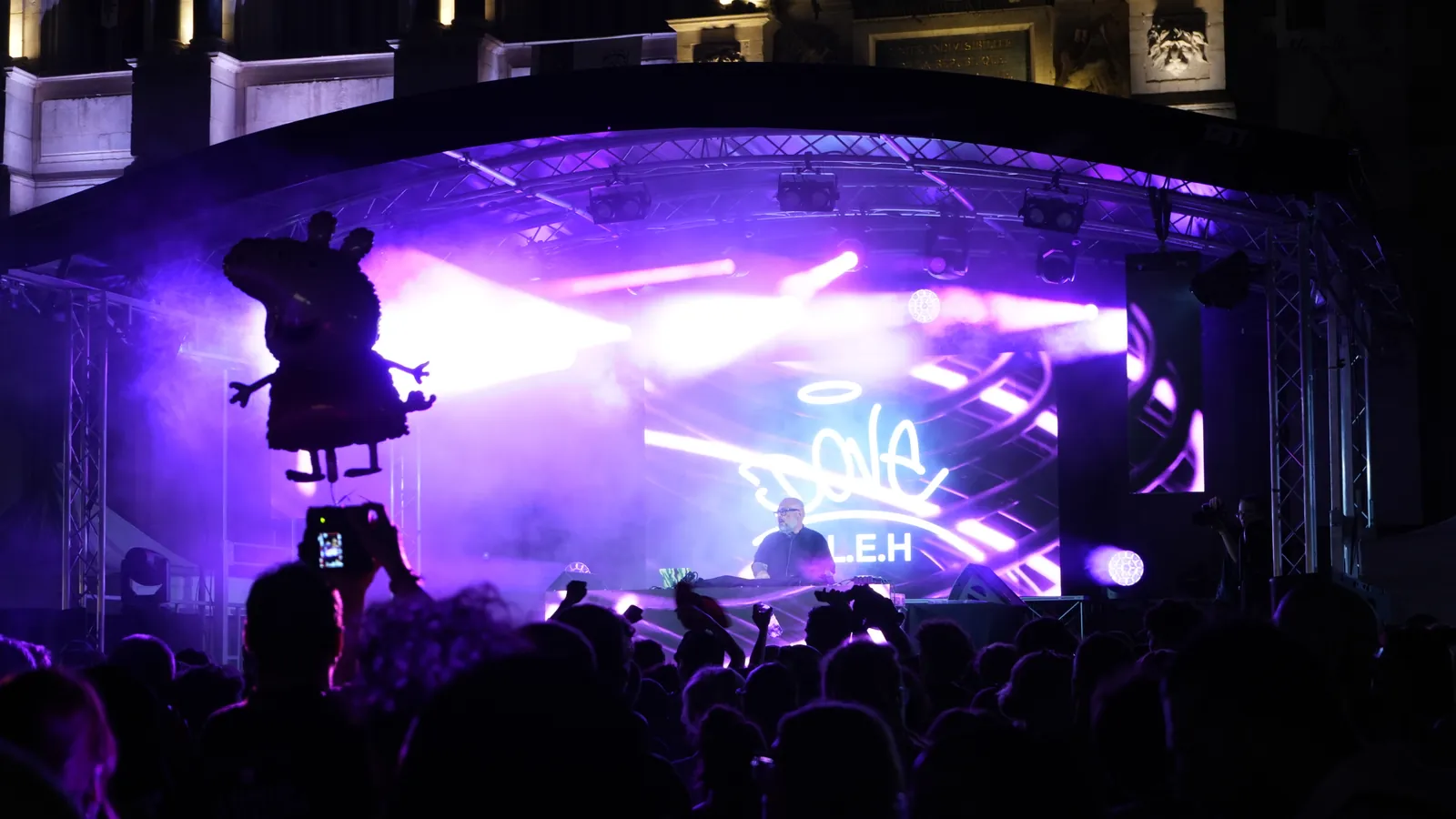 Scène mobile rapide à monter pour un concert DJ en centre-ville de Troyes.