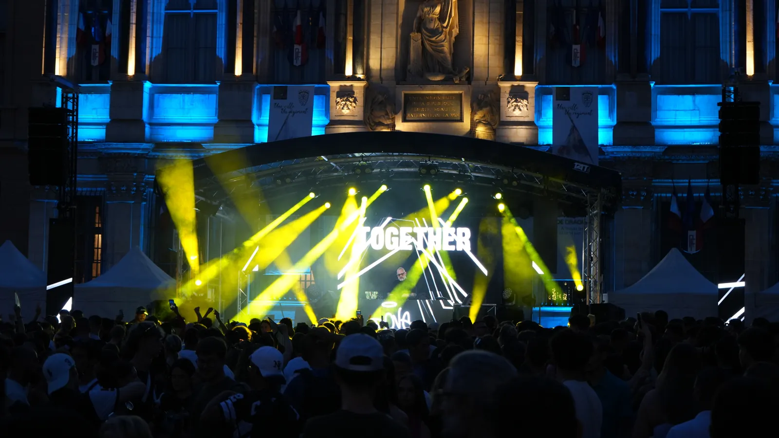 Scène mobile en dôme pour un concert de nuit sur la place de l'Hôtel de Ville de Troyes.