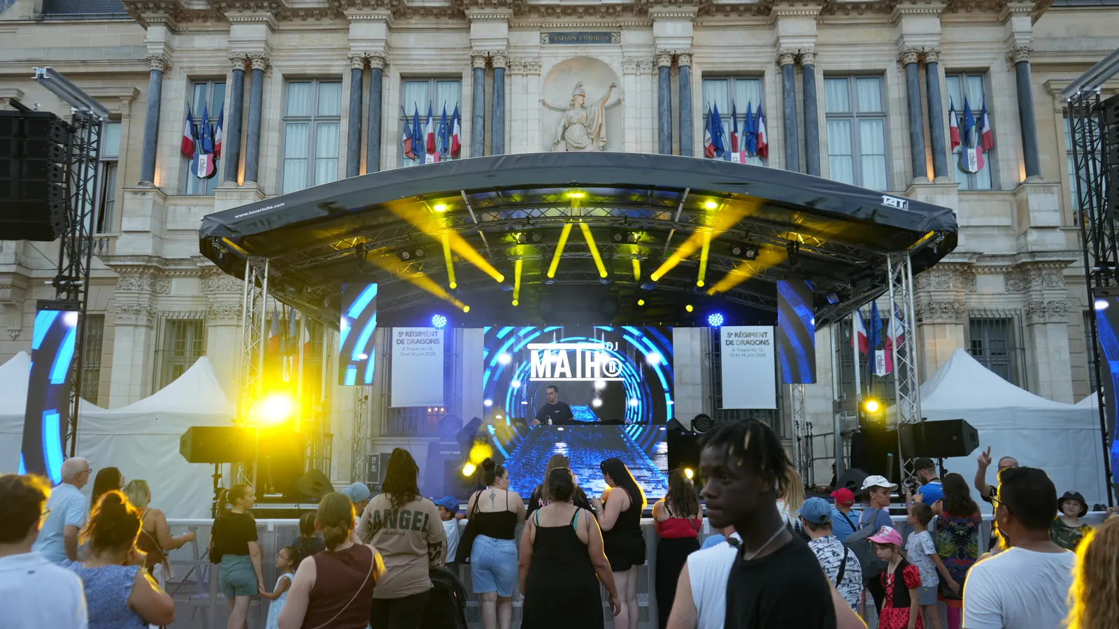 Public devant la scène dôme mobile pour la fête de la musique à Troyes.