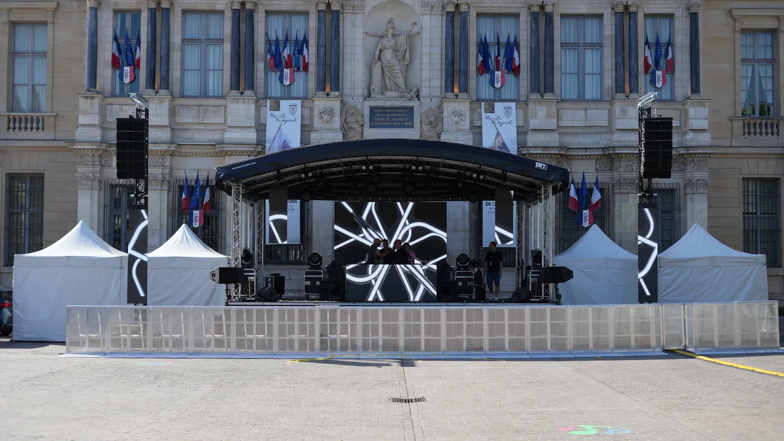 Scène dôme mobile montée devant l'Hôtel de Ville de Troyes avec crash-barrières et line array.