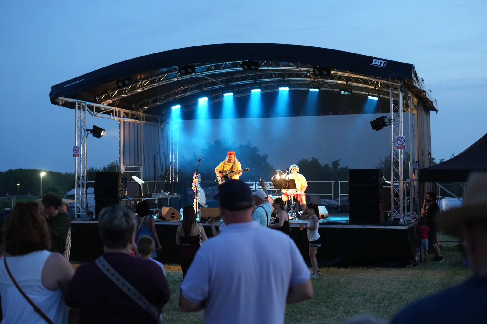 Concert en plein air sous le toit en dôme de la scène mobile, au crépuscule dans l'Aube.