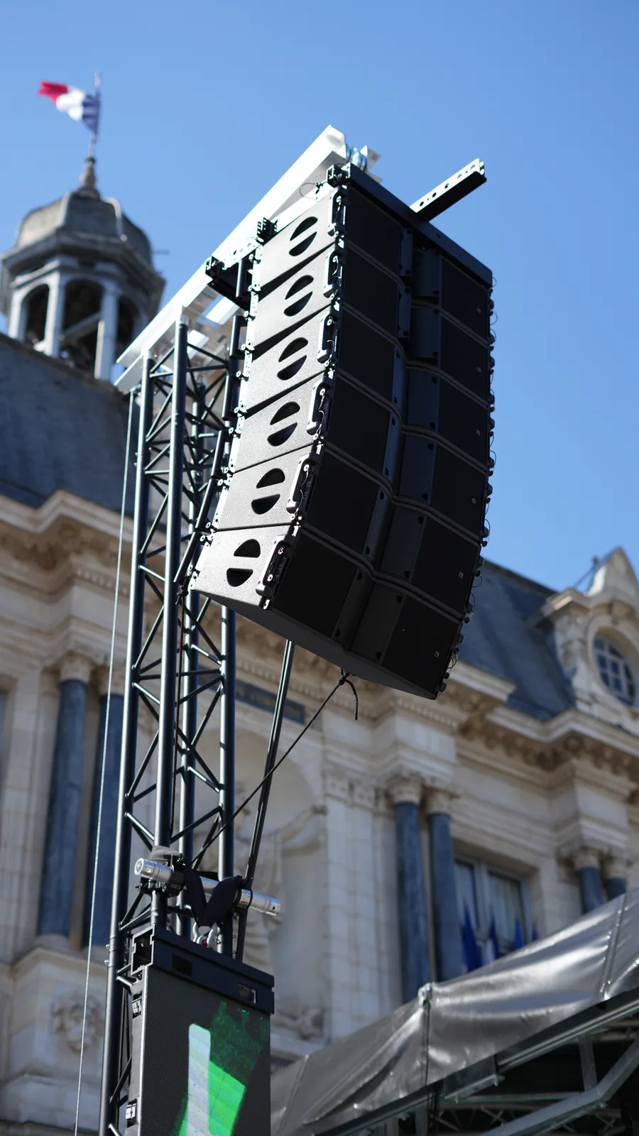 Line array suspendu sur une tour de levage ASD pour un concert en plein air dans l'Aube.