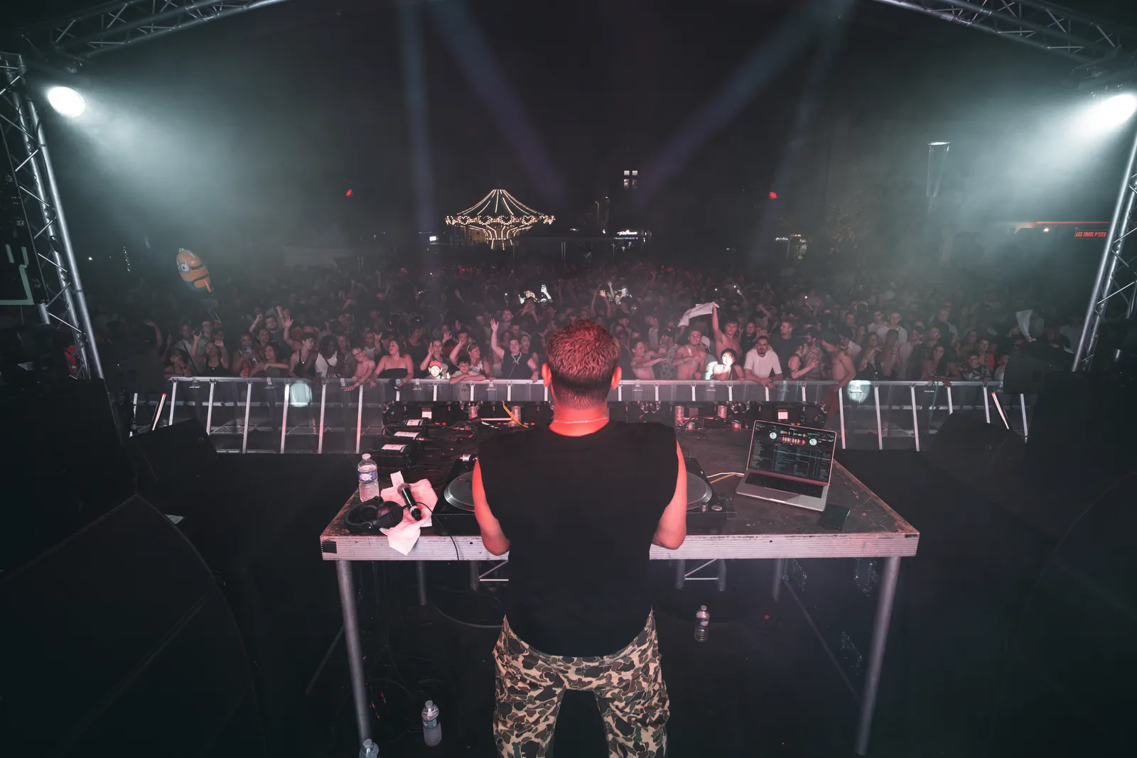 Vue depuis la scène mobile : DJ face au public pour la fête de la musique à Troyes.