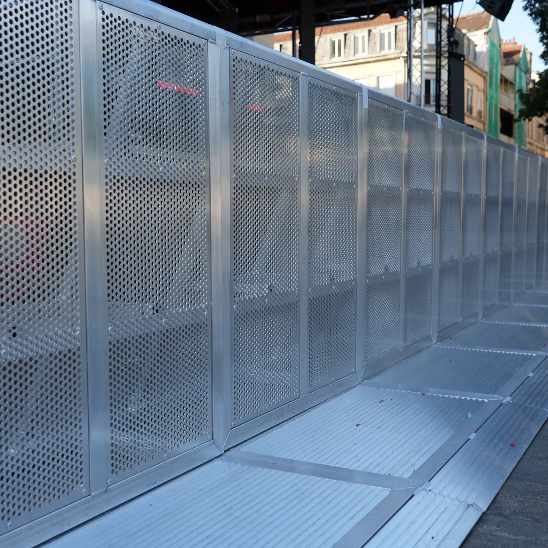 Crash-barrières en aluminium ASD installées devant une scène pour la fête de la musique à Troyes.