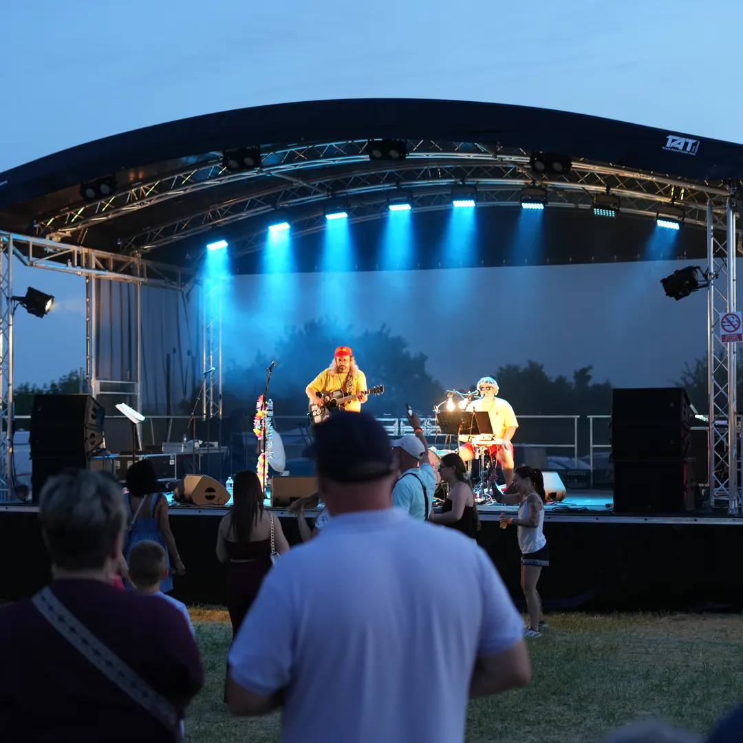 Scène dôme mobile de 55 m² éclairée pour un concert en plein air dans l'Aube.