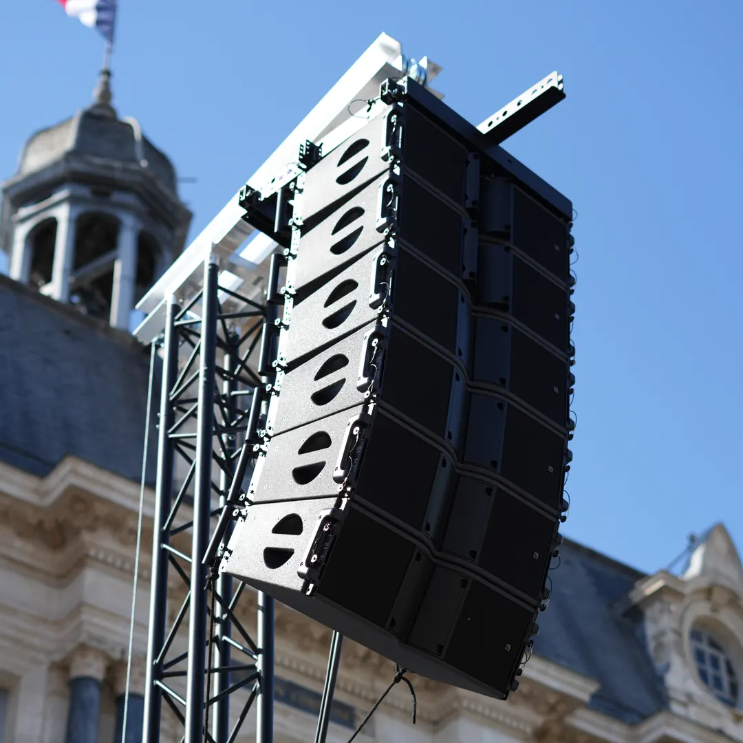 Tour de levage ASD STT650 avec line array suspendu devant l'hôtel de ville de Troyes.