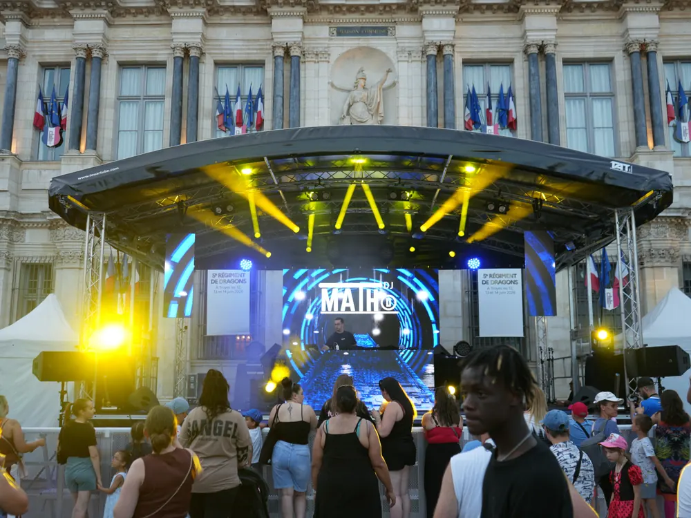 Scène mobile sécurisée avec line array sur tours de levage pour la fête de la musique à Troyes.