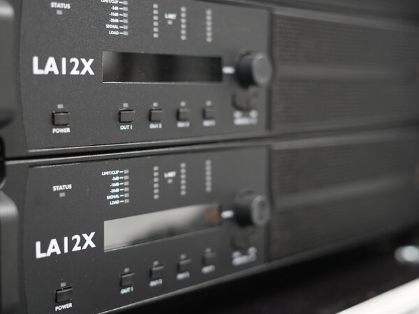 Détails de deux amplificateurs L-Acoustics LA12X.