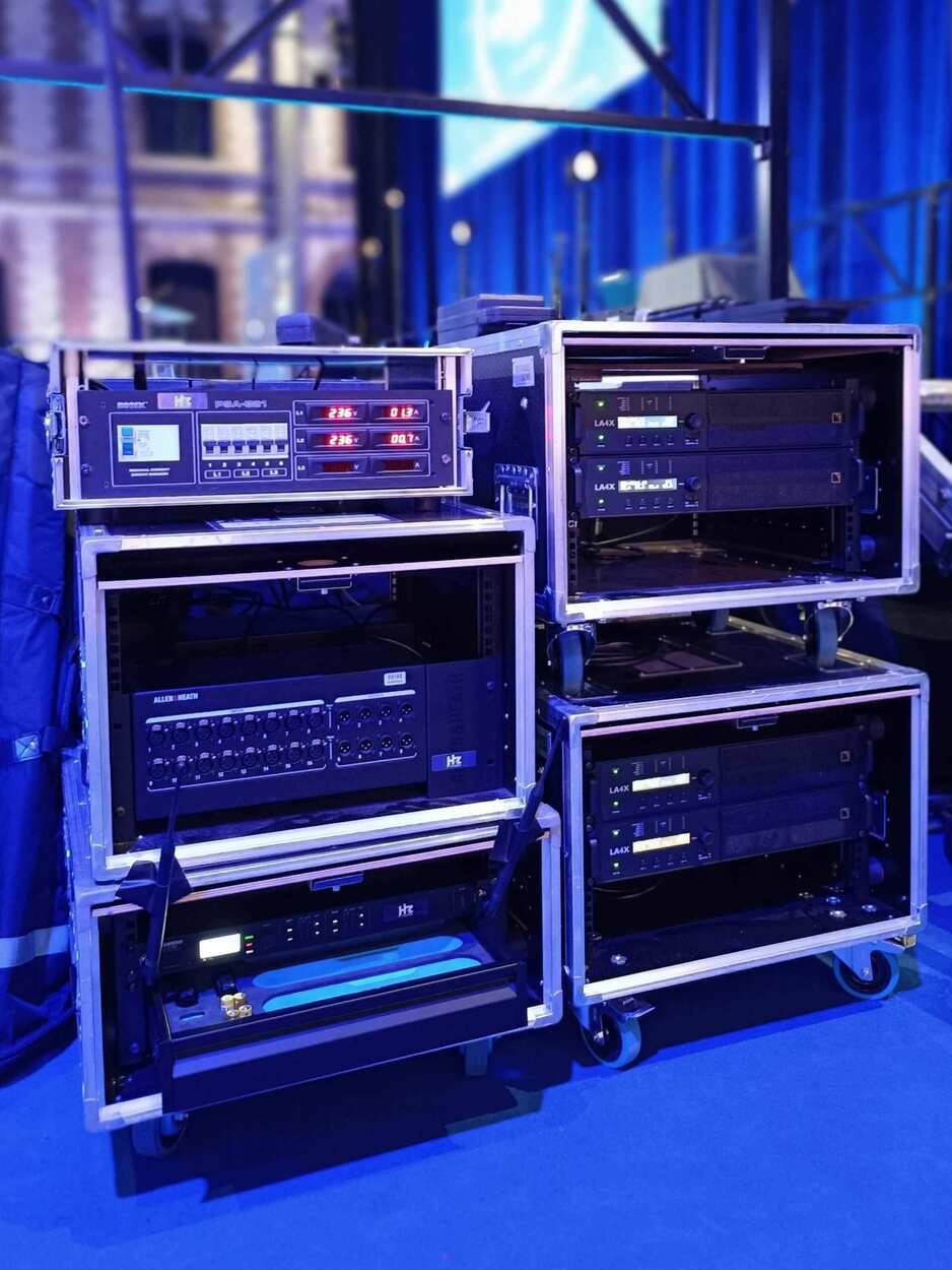 Rack avec amplis L-Acoustics LA4X, boîtier de scène et micros pour une convention à l'espace Argence.