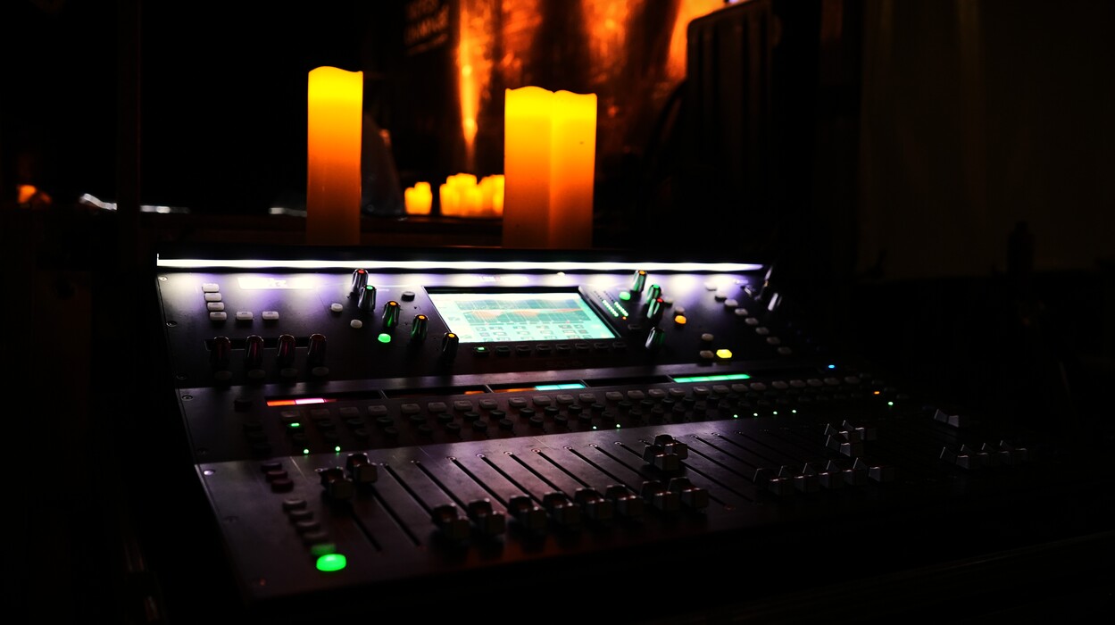 Console son numérique Allen & Heath SQ6 utilisée lors d'un concert à la bougie.