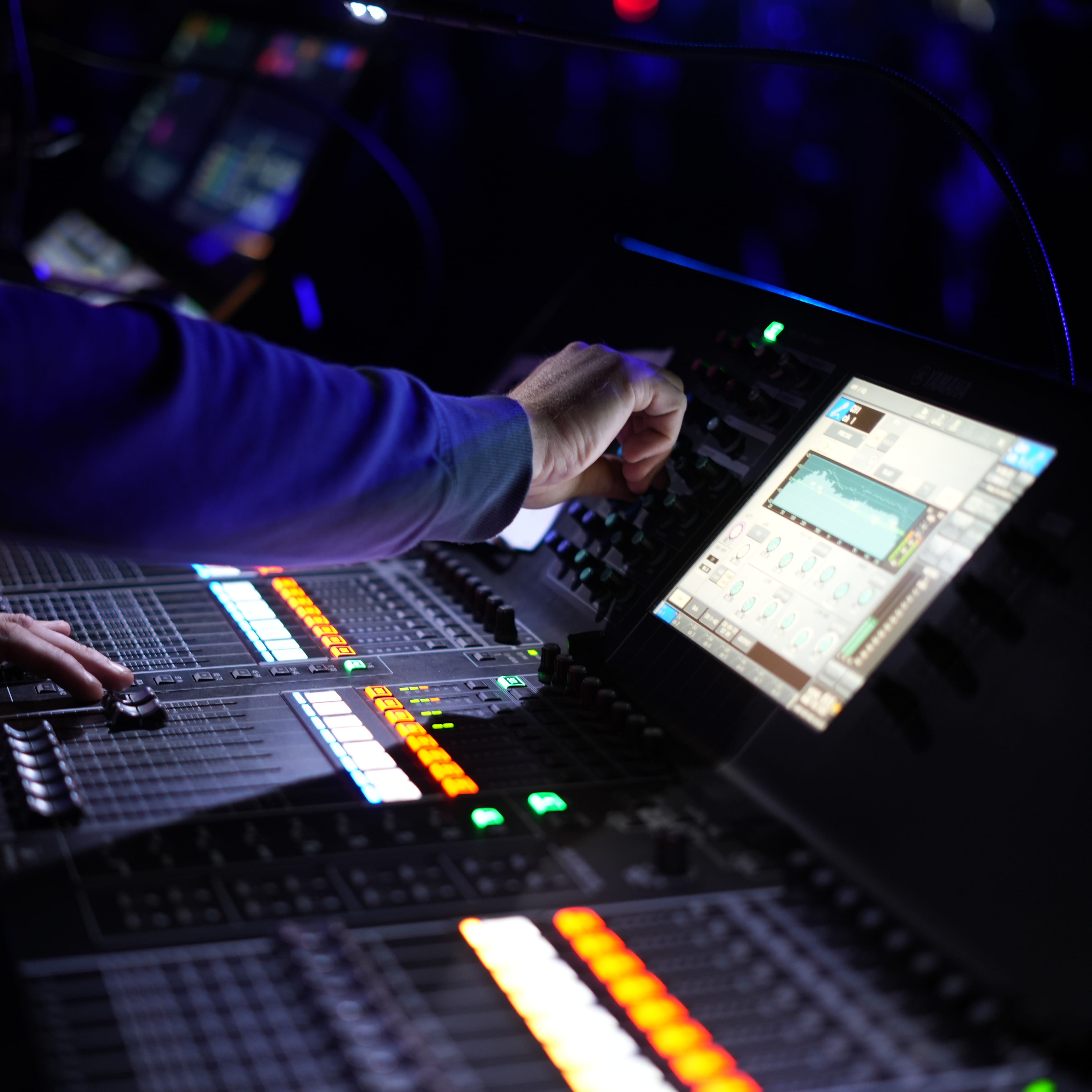 Console son numérique Yamaha CL5 utilisée par un ingé son.