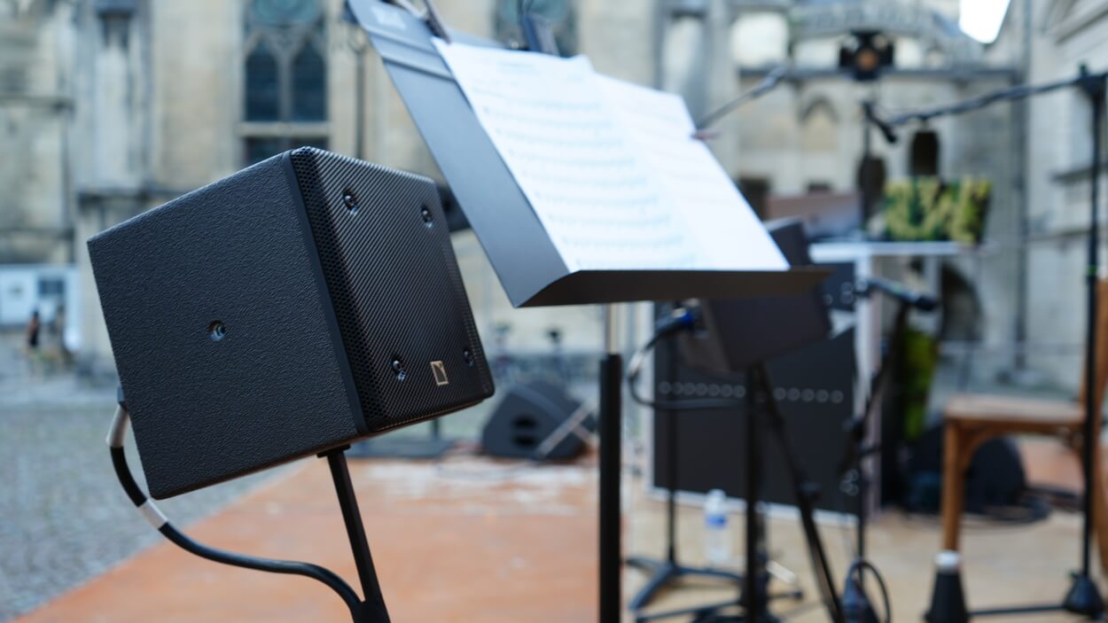 Enceinte L-Acoustics 5XT sur pied utilisée comme retour pour un musicien classique.