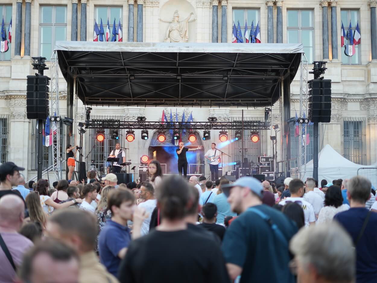 Prestation technique son L-Acoustics KARA II pour la Fête de la Musique à Troyes.