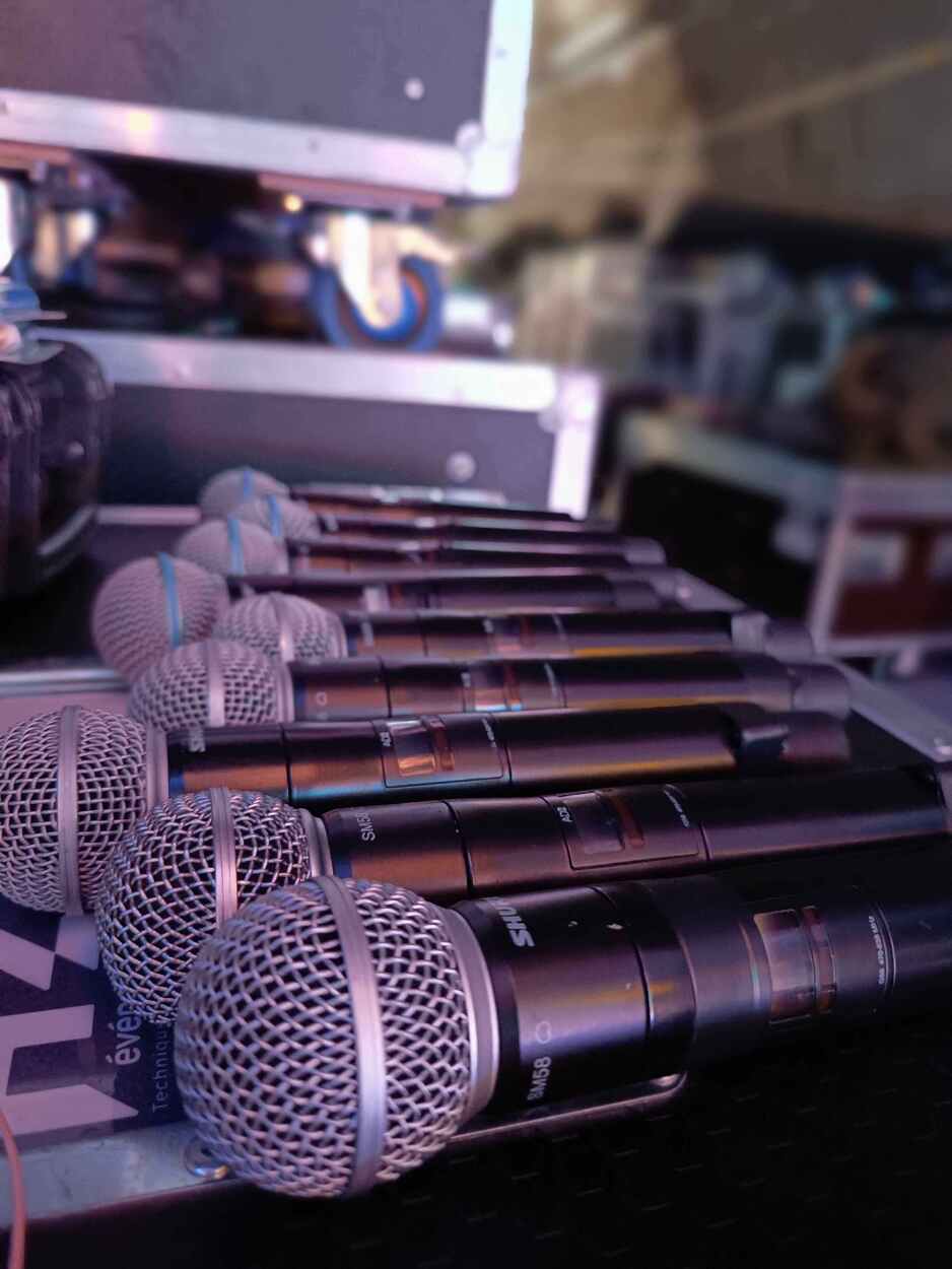 Ensemble de micros HF Shure SM58 pour un échange table ronde lors d'une conférence en Haute-Marne.