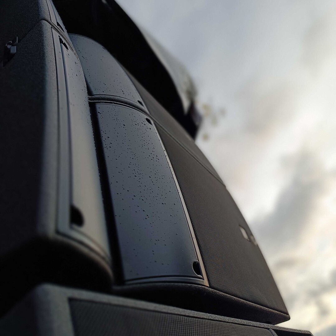 Détails d'une enceinte L-Acoustics A15 installée en extérieur.