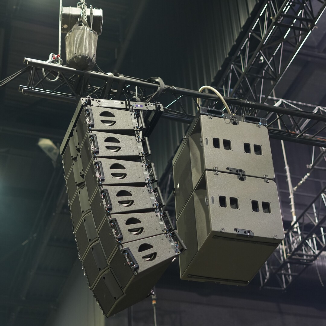 Line array L-Acoustics Kara II et KS28  sur pont noir pour un concert dans une salle de spectacle.