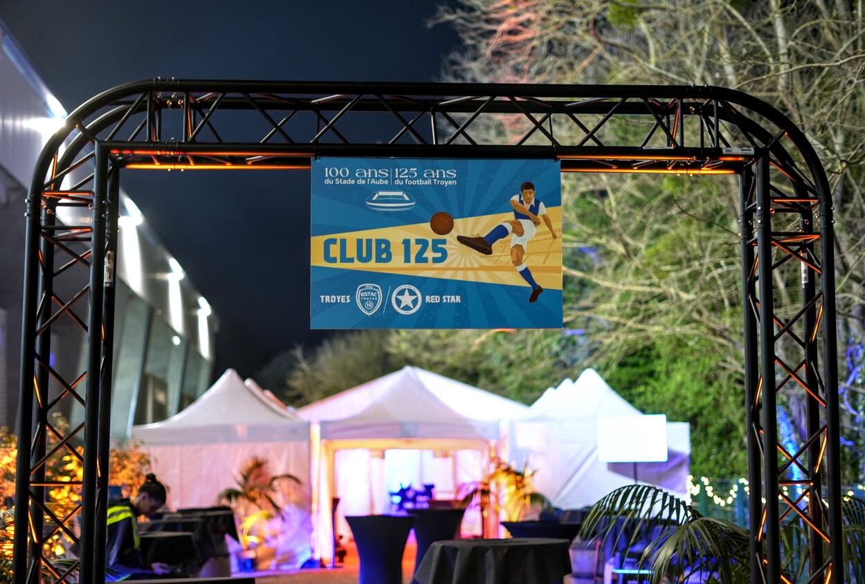 Arche d'entrée zone VIP en structure noire pour un événement sportif dans le Grand-Est.