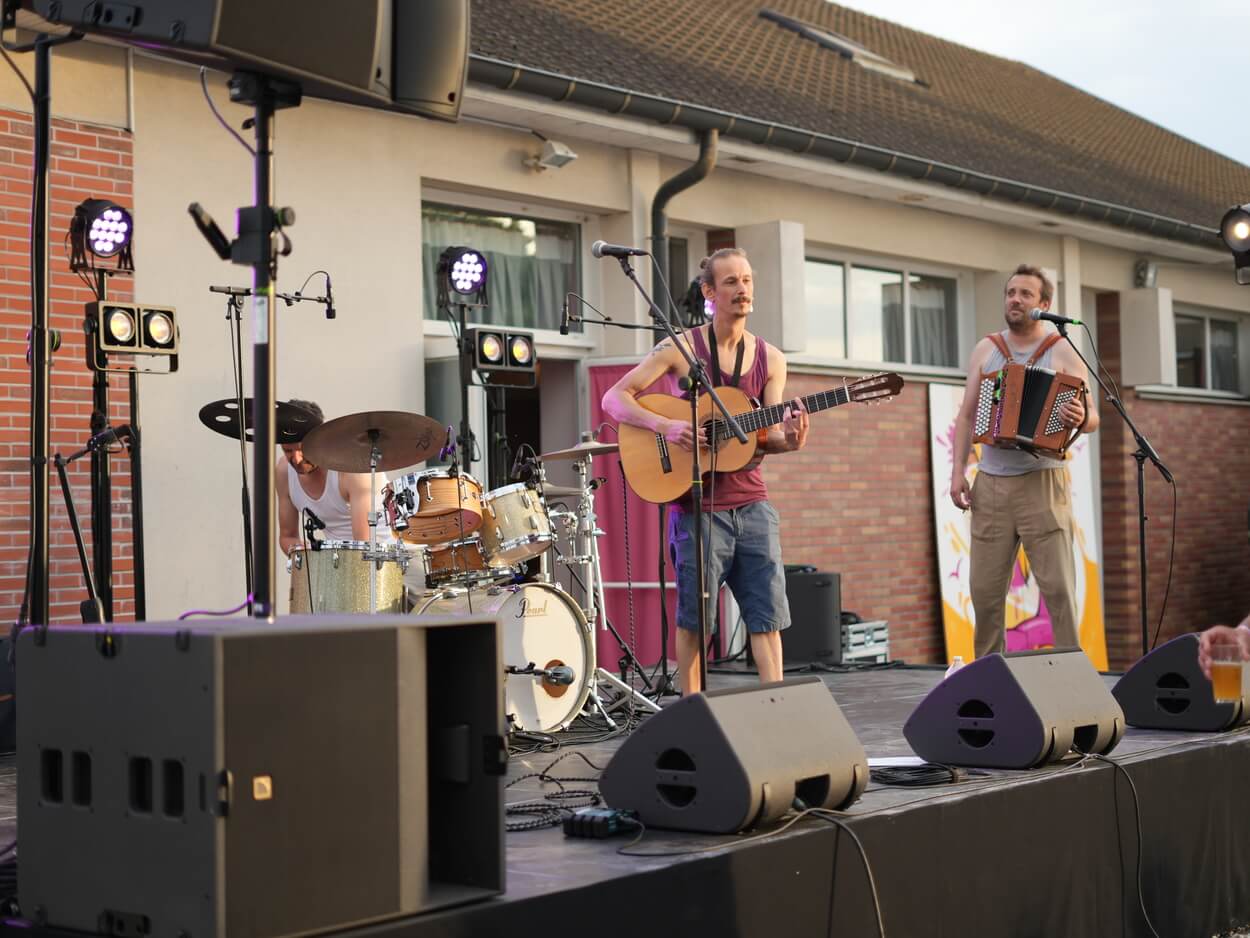 Scène légère haute avec jupe et prestation son et lumière pour un concert en extérieur.