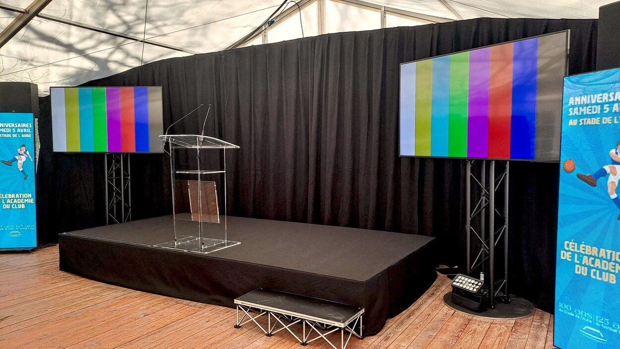 Scène légère avec escalier, moquette, jupe de scène en pendrillons noirs pour des discours.