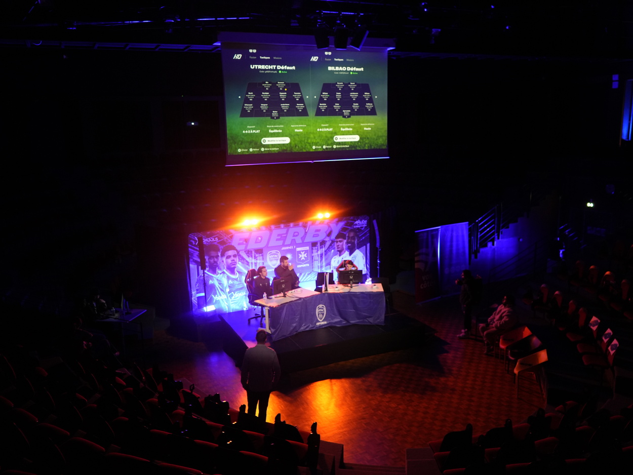 Scène légère installée à l'occasion d'un événement e-sport en direct.