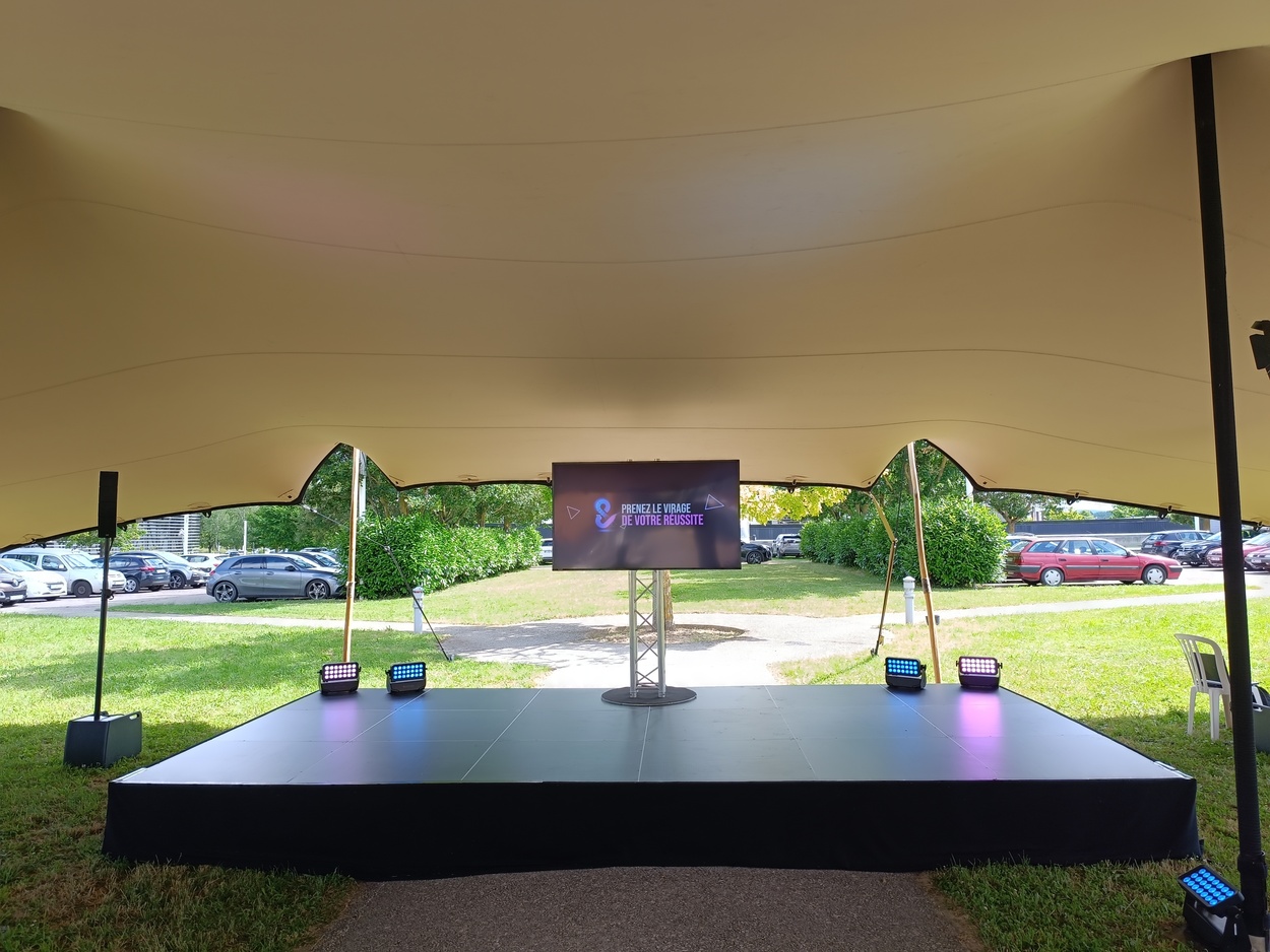 Scène élégante avec jupe de scène et prestation lumière et vidéo sous chapiteau à la Technopole de l'Aube.