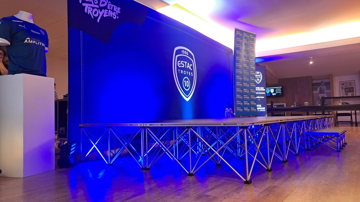 Mise en valeur originale de la structure d'une scène légère aux couleurs de l'entreprise.