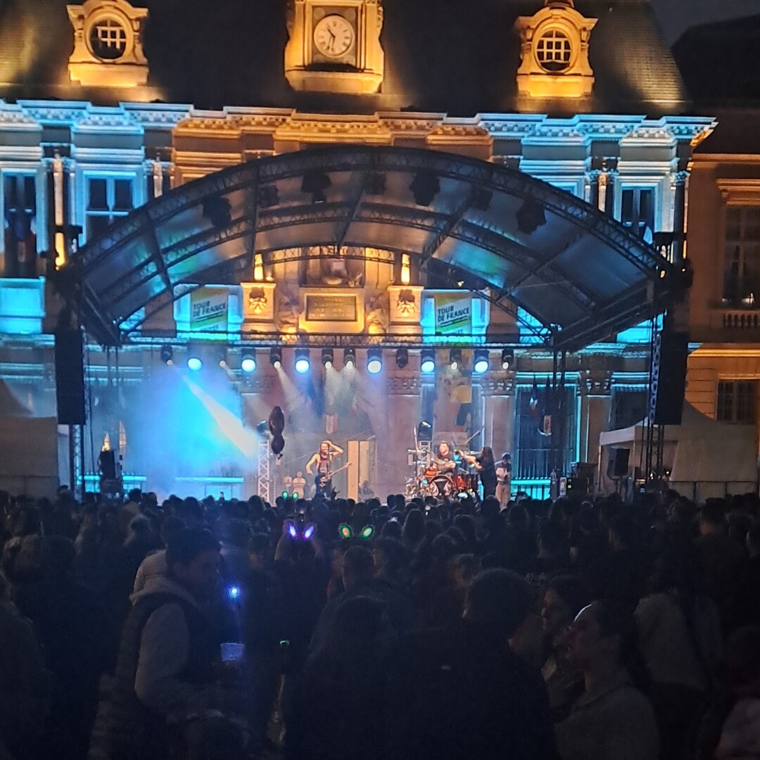 Scène dôme avec prestation lumière pour la fête de la musique à Troyes.