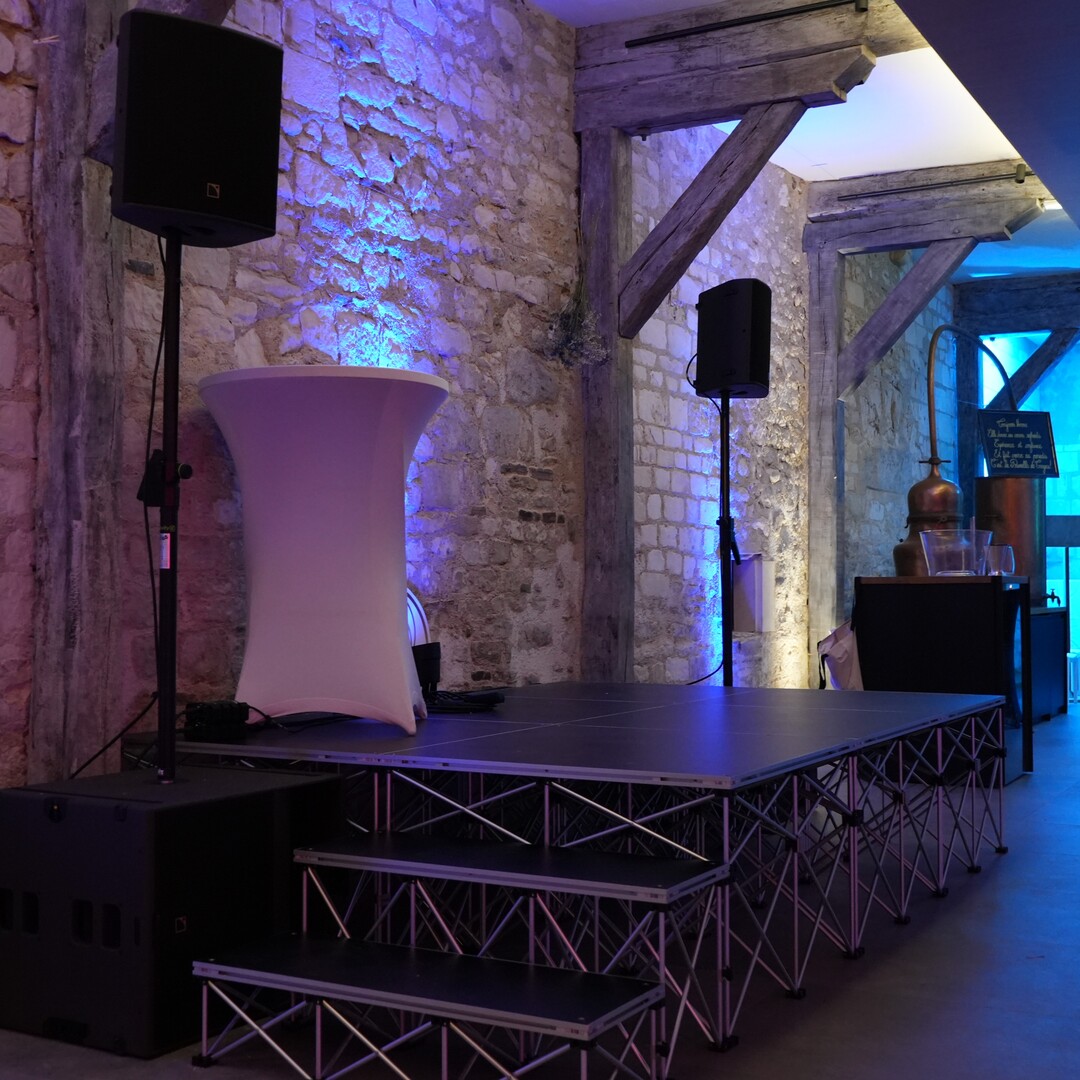 Scène légère pour le DJ d'une réception avec escaliers et sonorisation;