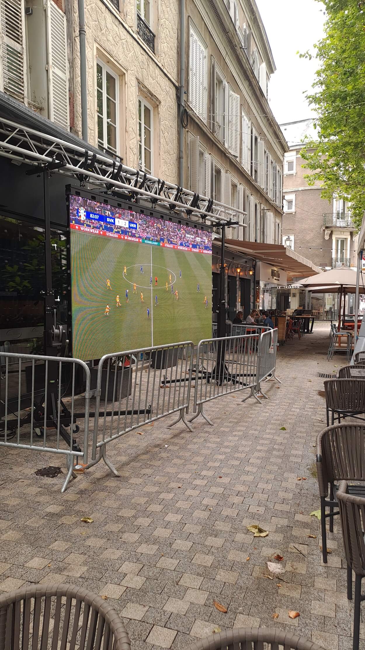 Diffusion sur écran LED géant d'une rencontre sportif dans un bar en extérieur à Troyes.