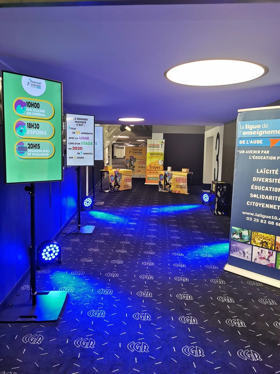 Mise en place d'écran type panneau d'affichage pour un festival de cinéma à Troyes.