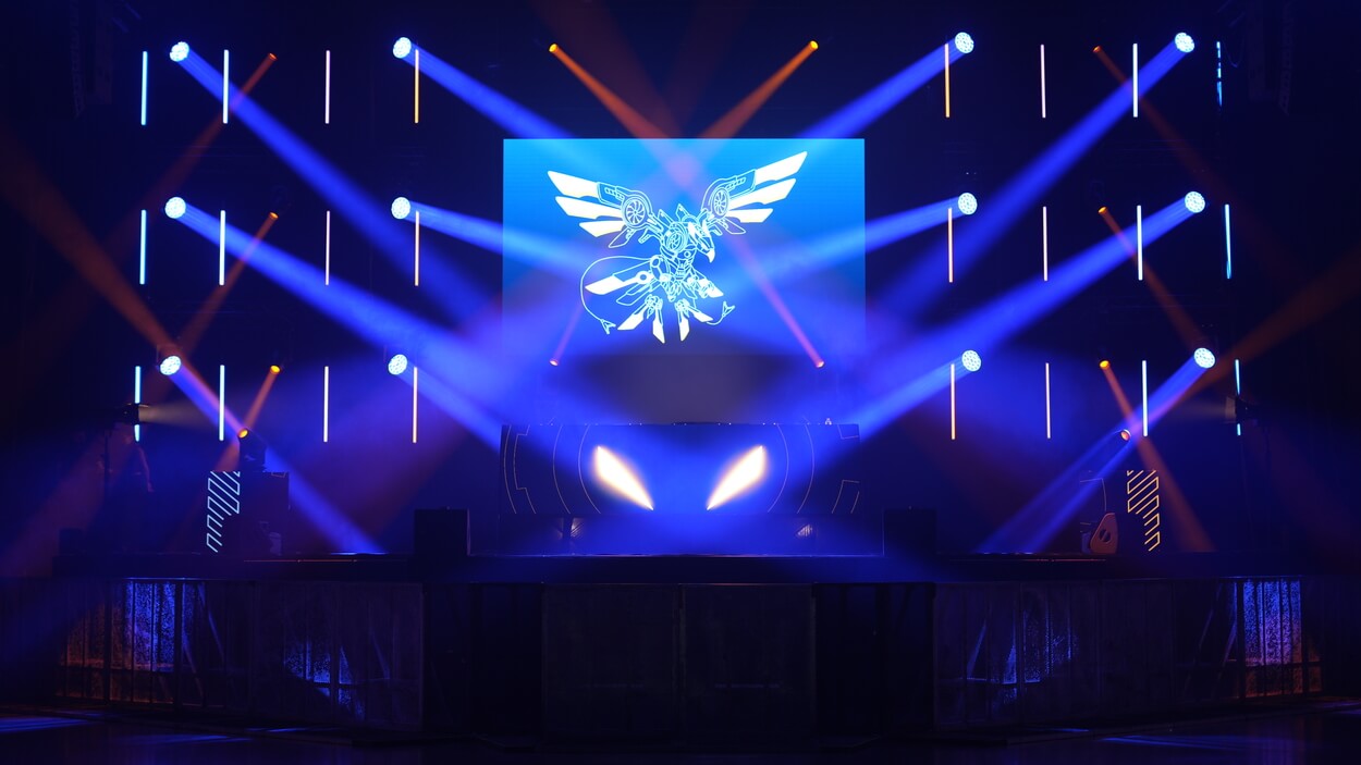 Scénographie originale et sur mesure avec écrans LED et projecteurs asservis pour un festival électro.