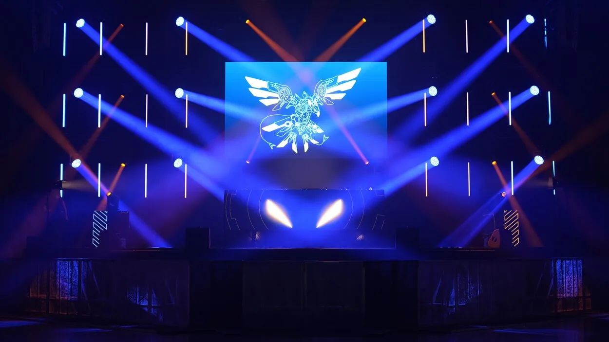 Scénographie originale et sur mesure avec écrans LED et projecteurs asservis pour un festival électro.