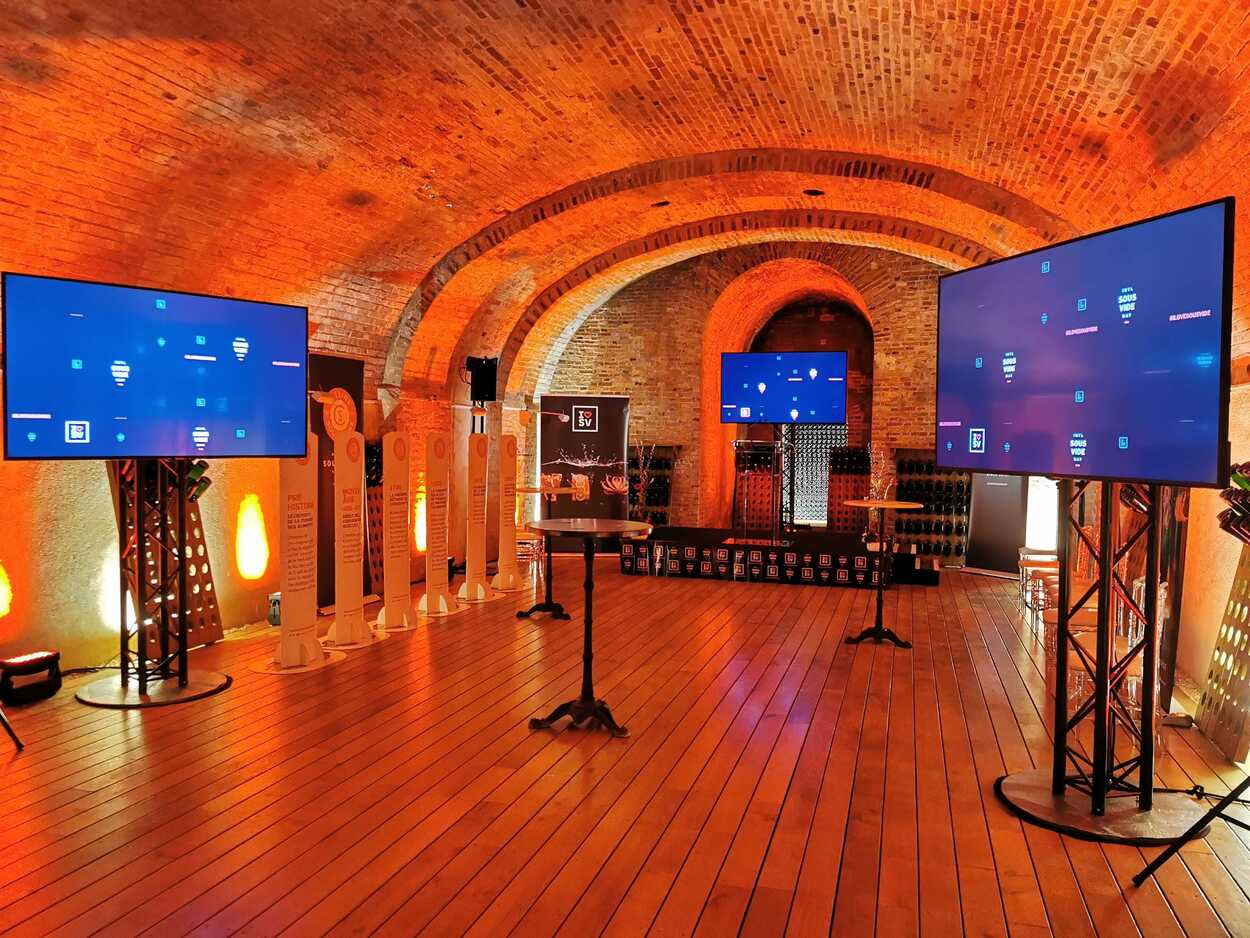 Ecrans 75" haute luminosité sur totem en structure pour un événement professionnel.