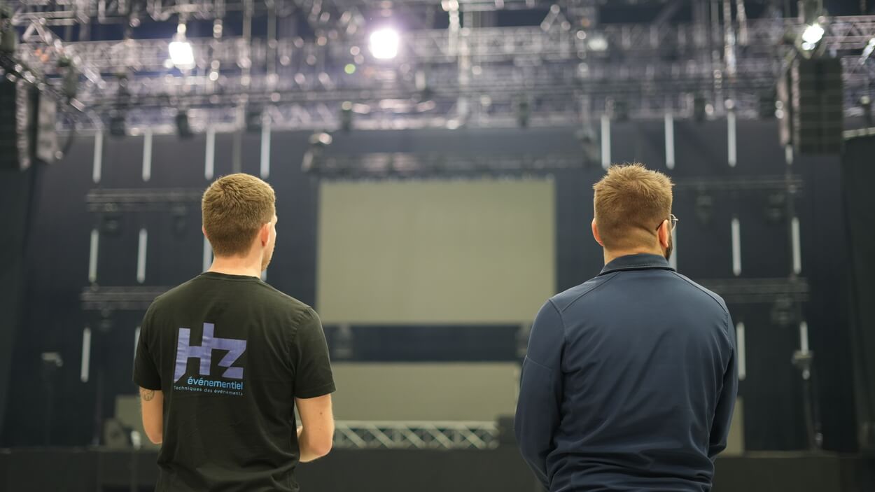 Mise en place d'une scénographie avec plusieurs écrans LED géants pour une soirée électro.